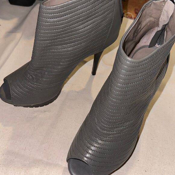 Levity “Sam” Gray LEATHER Back Zip Booties Sz 7 M - Picture 1 of 6